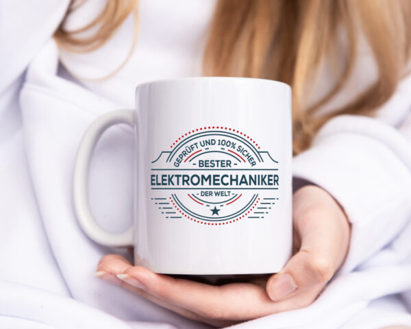 Geprüft und sicher: Elektromechaniker | Mechaniker - Tasse Weiss - Kaffeetasse / Geschenk / Familie
