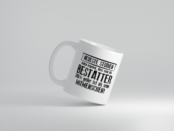 Neuste Studien: Bestatter | Bestattung | Totengräber - Tasse Weiss - Kaffeetasse / Geschenk / Familie