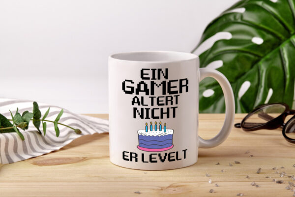 Ein Gamer levelt | Geburtstag Tasse | Zocker | Gaming - Tasse Weiss - Kaffeetasse / Geschenk / Familie