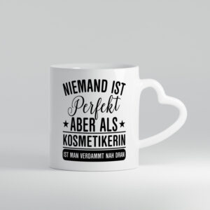 Verdammt nah dran: Kosmetikerin | Kosmetik | Stylistin - Herzhenkel Tasse - Kaffeetasse / Geschenk / Familie