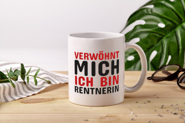 Verwöhnt mich | Rentnerin Tasse | Statement | Ruhestand - Tasse Weiss - Kaffeetasse / Geschenk / Familie