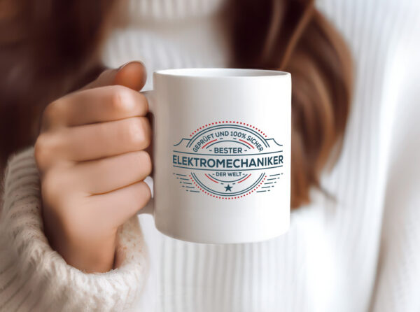 Geprüft und sicher: Elektromechaniker | Mechaniker - Tasse Weiss - Kaffeetasse / Geschenk / Familie
