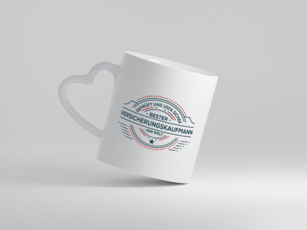 Geprüft und sicher: Versicherungskaufmann | Kaufmann - Herzhenkel Tasse - Kaffeetasse / Geschenk / Familie