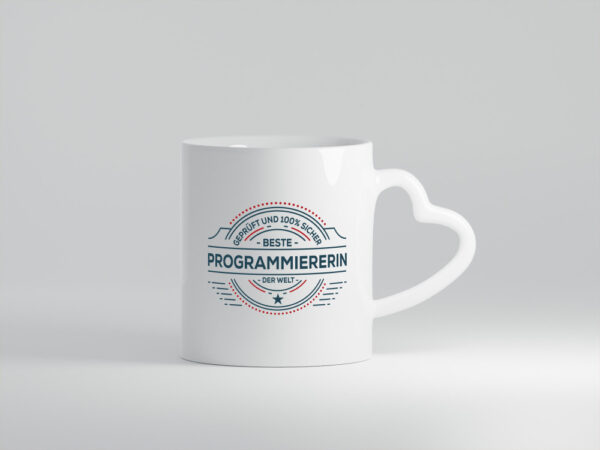 Geprüft und sicher: Programmiererin | Software Entwickler - Herzhenkel Tasse - Kaffeetasse / Geschenk / Familie