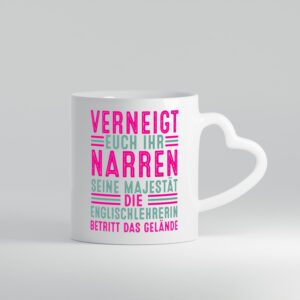 Verneigt euch: Englischlehrerin | Englisch Lehrerin - Herzhenkel Tasse - Kaffeetasse / Geschenk / Familie