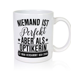 Verdammt nah dran: Optikerin | Augenoptik - Tasse Weiss - Kaffeetasse / Geschenk / Familie