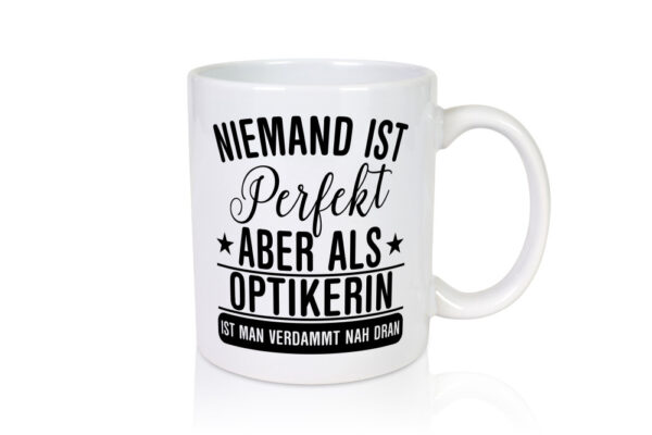 Verdammt nah dran: Optikerin | Augenoptik - Tasse Weiss - Kaffeetasse / Geschenk / Familie