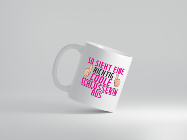 Richtig Coole Schlosserin | Beruf Schlosserei - Tasse Weiss - Kaffeetasse / Geschenk / Familie