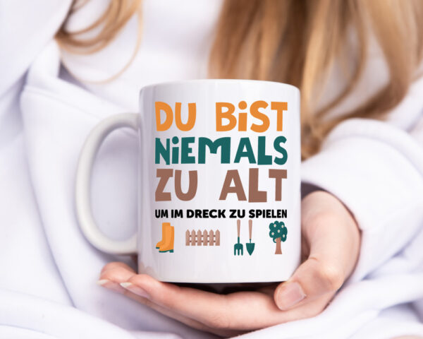 Du bist niemals zu alt | Gärtner | Gartenarbeit | Dreck - Tasse Weiss - Kaffeetasse / Geschenk / Familie