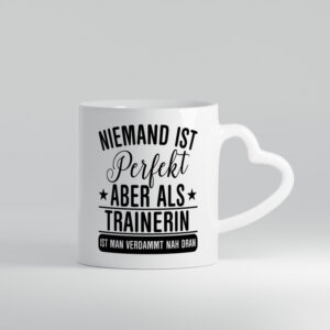 Verdammt nah dran: Trainerin | Sportverein | Humor - Herzhenkel Tasse - Kaffeetasse / Geschenk / Familie