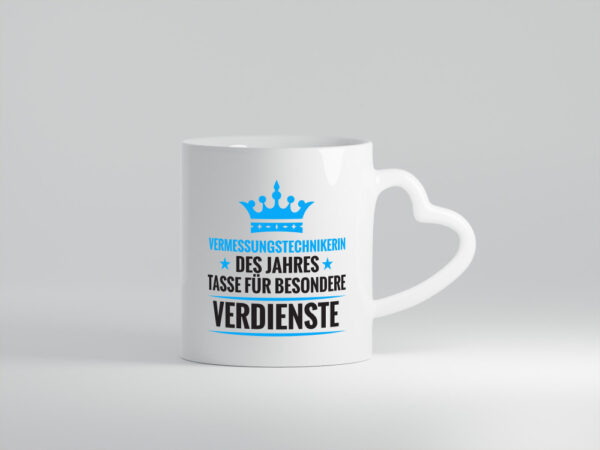 Besonderer Verdienst: Vermessungstechnikerin | Techniker - Herzhenkel Tasse - Kaffeetasse / Geschenk / Familie