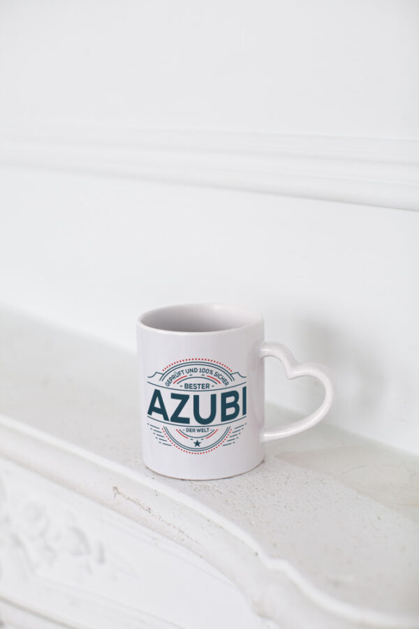 Geprüft und sicher: Azubi | Ausbildung | Lehre | Lehrling - Herzhenkel Tasse - Kaffeetasse / Geschenk / Familie