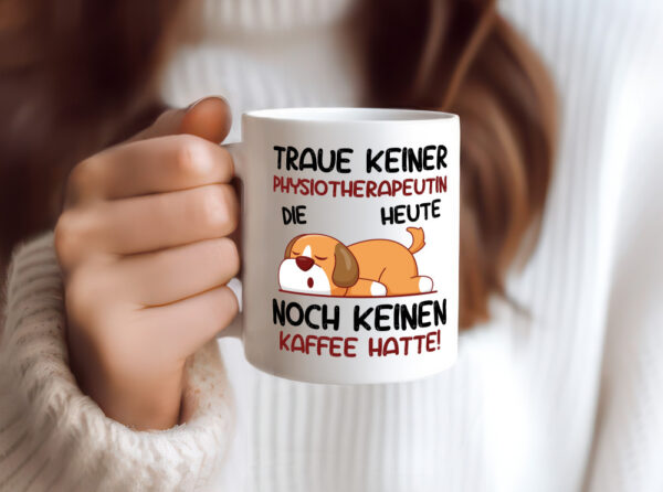 Traue keiner Physiotherapeutin - Tasse Weiss - Kaffeetasse / Geschenk / Familie