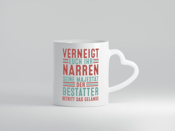 Verneigt euch: Bestatter | Bestattung | Totengräber - Herzhenkel Tasse - Kaffeetasse / Geschenk / Familie