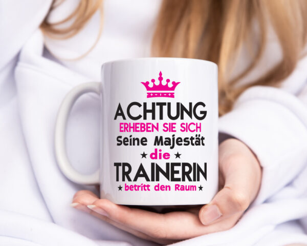 Seine Majestät Trainerin | Sportverein | Humor - Tasse Weiss - Kaffeetasse / Geschenk / Familie