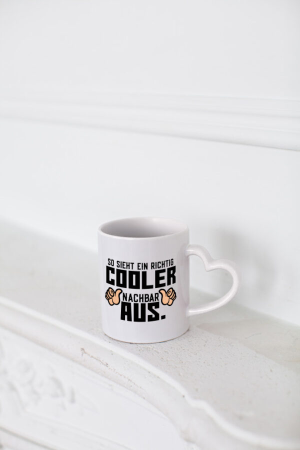 Richtig cooler Nachbar | Nachbarin | Daumen hoch | Spruch - Herzhenkel Tasse - Kaffeetasse / Geschenk / Familie