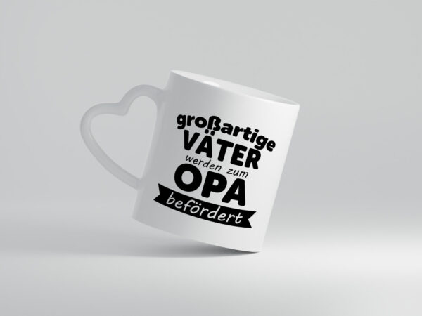 Großartige Väter zum Opa befördert | Väter - Herzhenkel Tasse - Kaffeetasse / Geschenk / Familie