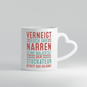 Verneigt euch: Stuckateur | Innenausbau | Beruf - Herzhenkel Tasse - Kaffeetasse / Geschenk / Familie