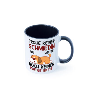 Traue keiner Schmiedin | Schmied | Schmiederei Farbige Tasse - Kaffeetasse / Geschenk / Familie