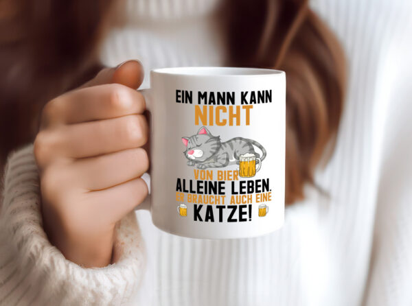 Von Bier leben | Mann braucht eine Katze | Katzenliebhaber - Tasse Weiss - Kaffeetasse / Geschenk / Familie