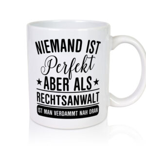 Verdammt nah dran: Rechtsanwalt | Anwalt | Jurist - Tasse Weiss - Kaffeetasse / Geschenk / Familie