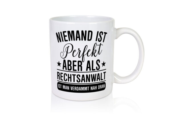 Verdammt nah dran: Rechtsanwalt | Anwalt | Jurist - Tasse Weiss - Kaffeetasse / Geschenk / Familie