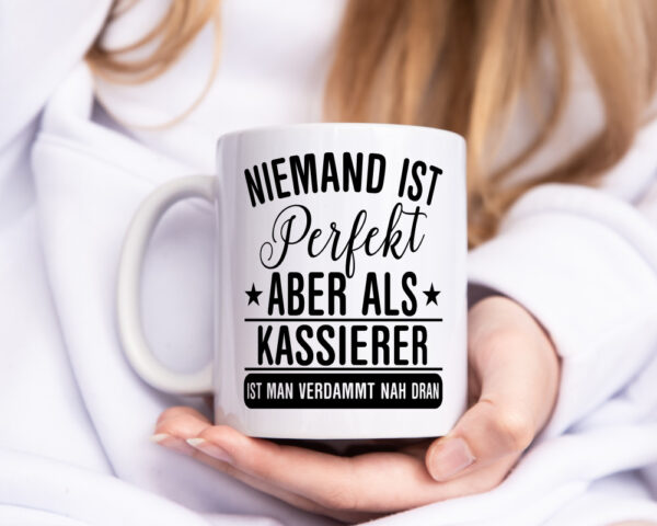 Verdammt nah dran: Kassierer - Tasse Weiss - Kaffeetasse / Geschenk / Familie