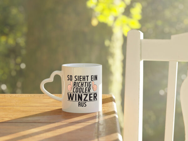 Richtig Cooler Winzer | Weinbauer | Wein - Herzhenkel Tasse - Kaffeetasse / Geschenk / Familie