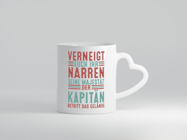 Verneigt euch: Kapitän | Schiffskapitän | Schiff - Herzhenkel Tasse - Kaffeetasse / Geschenk / Familie