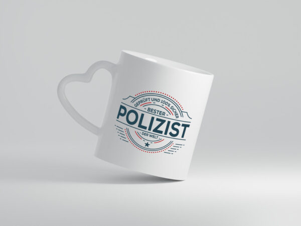 Geprüft und sicher: Polizist | Polizei - Herzhenkel Tasse - Kaffeetasse / Geschenk / Familie