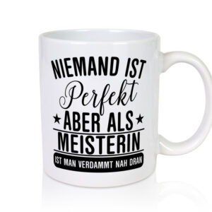 Verdammt nah dran: Meisterin | Meisterbrief - Tasse Weiss - Kaffeetasse / Geschenk / Familie