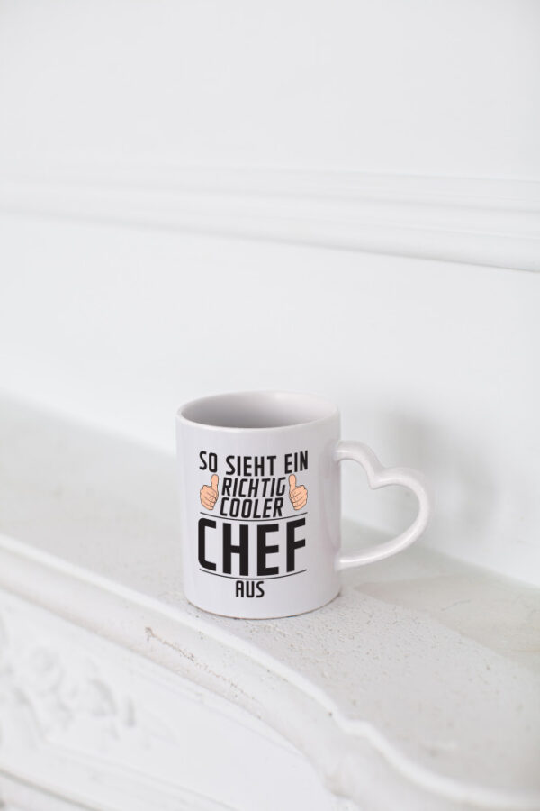 Richtig Cooler Chef | Führungskraft | Vorgesetzter - Herzhenkel Tasse - Kaffeetasse / Geschenk / Familie