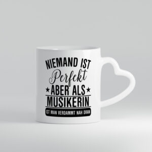 Verdammt nah dran: Musikerin | Musik | Musikantin - Herzhenkel Tasse - Kaffeetasse / Geschenk / Familie