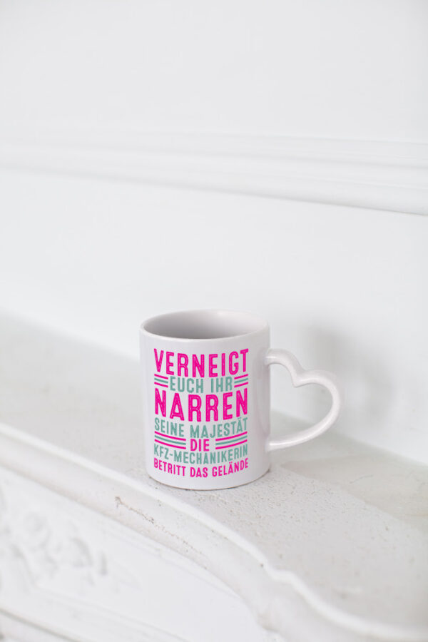Verneigt euch: KFZ-Mechanikerin | Mechaniker | KFZ - Herzhenkel Tasse - Kaffeetasse / Geschenk / Familie