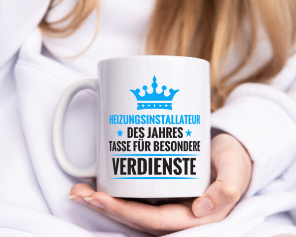 Besonderer Verdienst: Heizungsinstallateur | Heizungsbauer - Tasse Weiss - Kaffeetasse / Geschenk / Familie