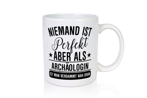 Verdammt nah dran: Archäologin| Archäologie | Forscherin - Tasse Weiss - Kaffeetasse / Geschenk / Familie
