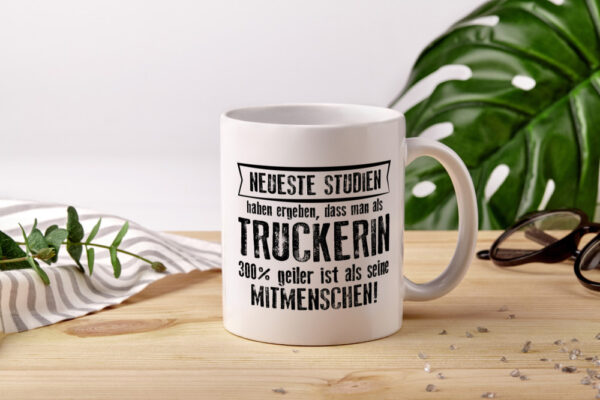 Neuste Studien: Truckerin | LKW Fahrerin - Tasse Weiss - Kaffeetasse / Geschenk / Familie