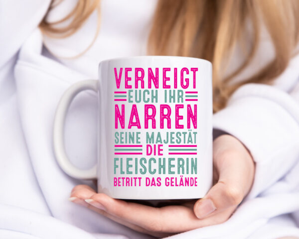 Verneigt euch: Fleischerin | Schlachterei - Tasse Weiss - Kaffeetasse / Geschenk / Familie