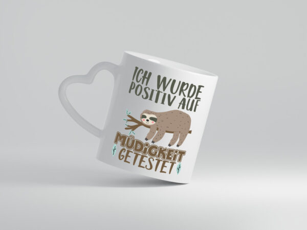 Positiv auf Müde getestet - Herzhenkel Tasse - Kaffeetasse / Geschenk / Familie