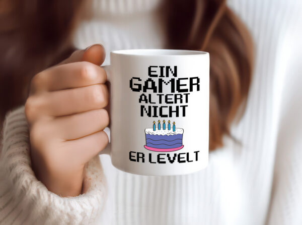 Ein Gamer levelt | Geburtstag Tasse | Zocker | Gaming - Tasse Weiss - Kaffeetasse / Geschenk / Familie