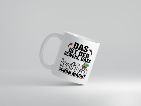 Kaffee macht schön | Spruch Tasse | Witz | Humor - Tasse Weiss - Kaffeetasse / Geschenk / Familie