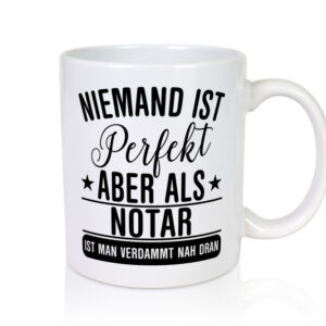 Verdammt nah dran: Notar | Jurist | - Tasse Weiss - Kaffeetasse / Geschenk / Familie