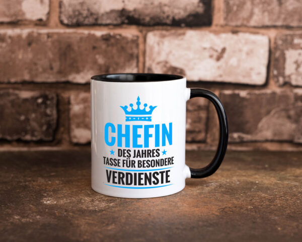 Besonderer Verdienst: Chefin | Führungskraft | Vorgesetzte Farbige Tasse - Kaffeetasse / Geschenk / Familie