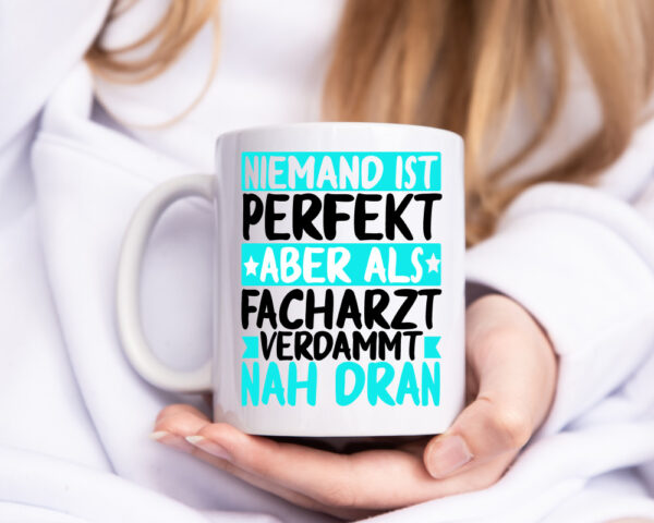 Niemand ist perfekt | Facharzt | Ärzte | Selbstbewusst - Tasse Weiss - Kaffeetasse / Geschenk / Familie