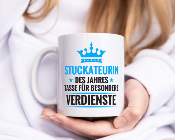 Besonderer Verdienst: Stuckateurin | Innenausbau - Tasse Weiss - Kaffeetasse / Geschenk / Familie