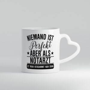 Verdammt nah dran: Notarzt | Arzt - Herzhenkel Tasse - Kaffeetasse / Geschenk / Familie