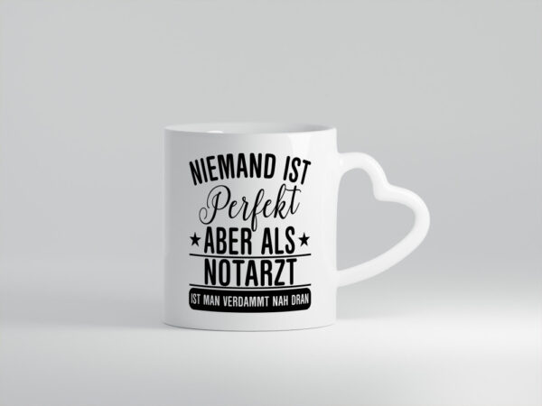 Verdammt nah dran: Notarzt | Arzt - Herzhenkel Tasse - Kaffeetasse / Geschenk / Familie