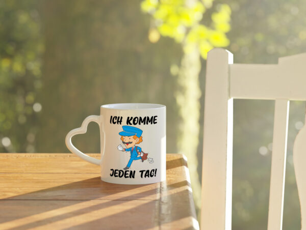 Ich komme jeden Tag | Postbote | Briefträger | Paketdienst - Herzhenkel Tasse - Kaffeetasse / Geschenk / Familie