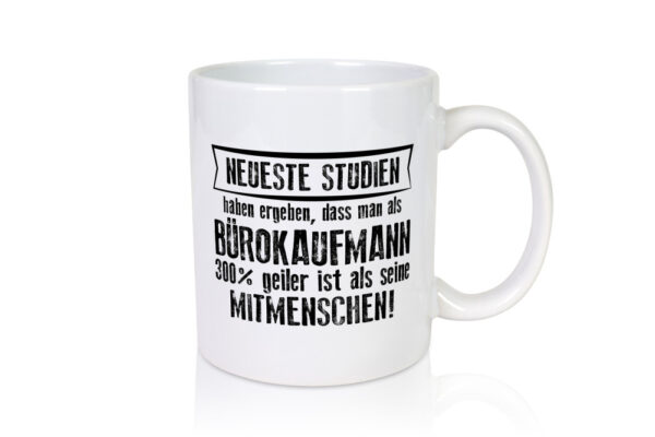 Neuste Studien: Bürokaufmann | Kaufmann - Tasse Weiss - Kaffeetasse / Geschenk / Familie