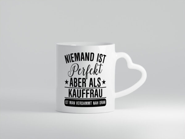 Verdammt nah dran: Kauffrau | Kauffrauen - Herzhenkel Tasse - Kaffeetasse / Geschenk / Familie